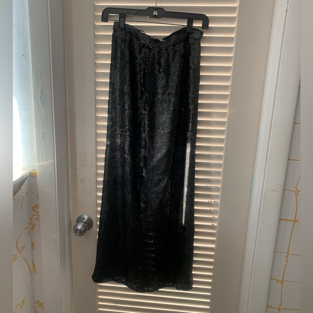1047 Black Sequined Slit Skirt